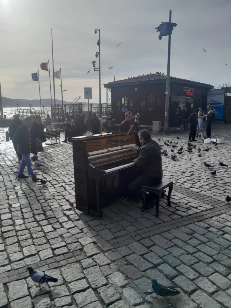 İstanbul piyano taşıma hizmeti açık alanda güvenli şekilde taşınan piyano nakliye işlemi